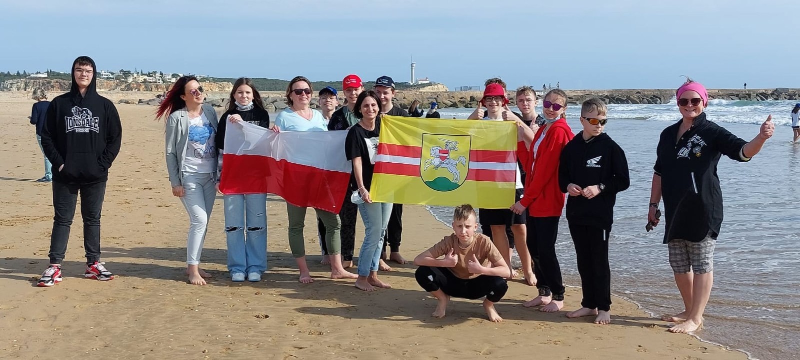 W dniach 8.03 do 18.03.2022 uczniowie Szkoły Podstawowej nr 2 w Pasłęku uczestniczyli w wyjeździe edukacyjnym do Portugali. Wyjazd odbył się w ramach programu Erasmus+ Flax, lin and rooth. Podczas pobytu w Portimao uczestniczyli w zajęciach edukacyjnych w partnerskiej szkole. Mieli też okazję zwiedzić piękny region Algarve, poznać jego historię i architekturę. Uczestnicy poznali kulturę, sposób życia, kulinaria i zwyczaje swoich portugalskich kolegów. Wyjazd był okazją do zdobywania wiedzy w atrakcyjny sposób. Dał też możliwość zacieśnienia przyjaźni międzynarodowych. Pobyt uczniów w Portugalii był doskonałą okazją do promocji naszego miasta i Szkoły Podstawowej nr 2 w Europie. Przed uczniami kolejny wyjazd, już w maju uczestnicy projektu odwiedzą kolejny partnerski kraj - Francję a tam, piękną Bretanię.