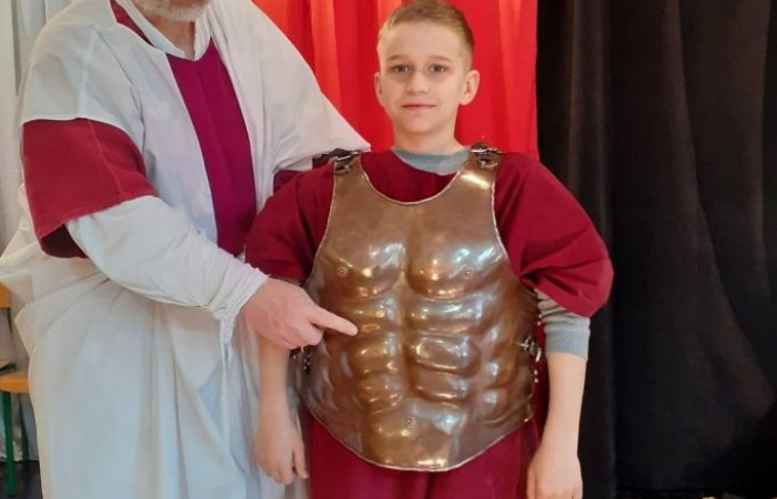 25 marca mury naszej szkoły kolejny już raz odwiedziła grupa rekonstrukcyjna - Chorągiew Komturstwa Gniewskiego.
Oferta skierowana została tym razem do uczniów klas IV-VI.  Organizatorzy  zabrali nas w podróż przez wieki. Poprzez bezpośredni kontakt z bronią i uzbrojeniem ochronnym (replikami sprzętów wykorzystywanych w danej epoce historycznej) oraz strojami starożytnych Greków (kobiet i mężczyzn) młodzież miała szansę poznać szerzej kulturę starożytnej Grecji i Rzymu.
Twórcom wspaniałego widowiska serdecznie dziękujemy.