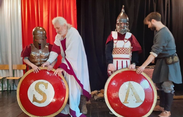 25 marca mury naszej szkoły kolejny już raz odwiedziła grupa rekonstrukcyjna - Chorągiew Komturstwa Gniewskiego.
Oferta skierowana została tym razem do uczniów klas IV-VI.  Organizatorzy  zabrali nas w podróż przez wieki. Poprzez bezpośredni kontakt z bronią i uzbrojeniem ochronnym (replikami sprzętów wykorzystywanych w danej epoce historycznej) oraz strojami starożytnych Greków (kobiet i mężczyzn) młodzież miała szansę poznać szerzej kulturę starożytnej Grecji i Rzymu.
Twórcom wspaniałego widowiska serdecznie dziękujemy.