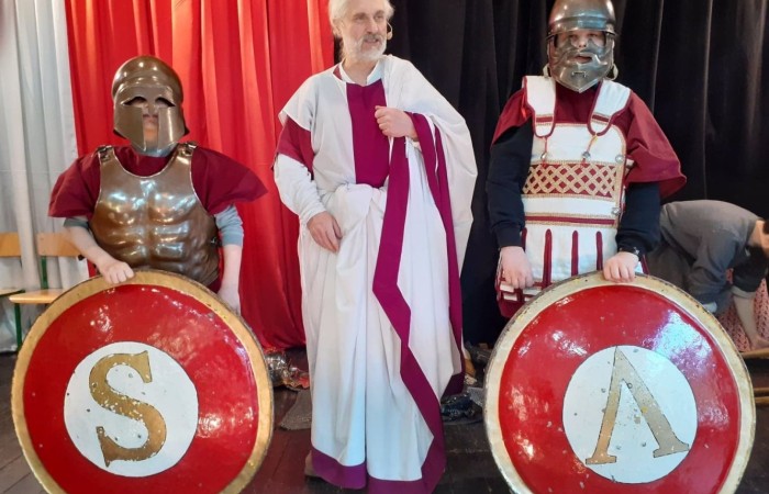 25 marca mury naszej szkoły kolejny już raz odwiedziła grupa rekonstrukcyjna - Chorągiew Komturstwa Gniewskiego.
Oferta skierowana została tym razem do uczniów klas IV-VI.  Organizatorzy  zabrali nas w podróż przez wieki. Poprzez bezpośredni kontakt z bronią i uzbrojeniem ochronnym (replikami sprzętów wykorzystywanych w danej epoce historycznej) oraz strojami starożytnych Greków (kobiet i mężczyzn) młodzież miała szansę poznać szerzej kulturę starożytnej Grecji i Rzymu.
Twórcom wspaniałego widowiska serdecznie dziękujemy.