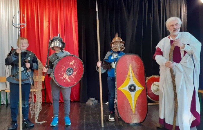 25 marca mury naszej szkoły kolejny już raz odwiedziła grupa rekonstrukcyjna - Chorągiew Komturstwa Gniewskiego.
Oferta skierowana została tym razem do uczniów klas IV-VI.  Organizatorzy  zabrali nas w podróż przez wieki. Poprzez bezpośredni kontakt z bronią i uzbrojeniem ochronnym (replikami sprzętów wykorzystywanych w danej epoce historycznej) oraz strojami starożytnych Greków (kobiet i mężczyzn) młodzież miała szansę poznać szerzej kulturę starożytnej Grecji i Rzymu.
Twórcom wspaniałego widowiska serdecznie dziękujemy.