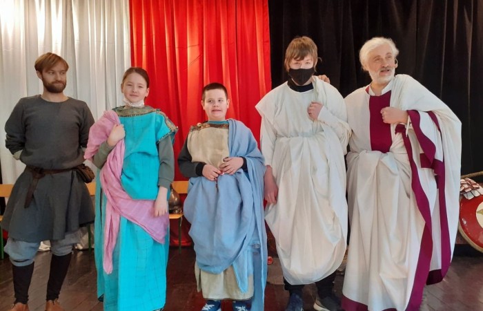 25 marca mury naszej szkoły kolejny już raz odwiedziła grupa rekonstrukcyjna - Chorągiew Komturstwa Gniewskiego.
Oferta skierowana została tym razem do uczniów klas IV-VI.  Organizatorzy  zabrali nas w podróż przez wieki. Poprzez bezpośredni kontakt z bronią i uzbrojeniem ochronnym (replikami sprzętów wykorzystywanych w danej epoce historycznej) oraz strojami starożytnych Greków (kobiet i mężczyzn) młodzież miała szansę poznać szerzej kulturę starożytnej Grecji i Rzymu.
Twórcom wspaniałego widowiska serdecznie dziękujemy.