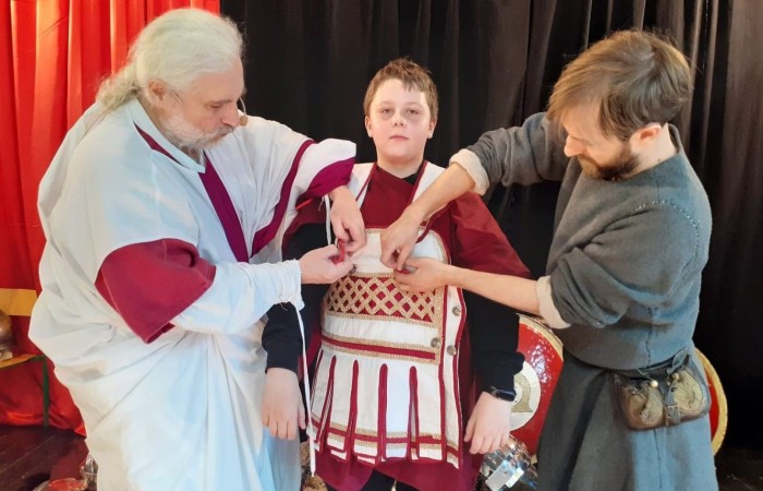 25 marca mury naszej szkoły kolejny już raz odwiedziła grupa rekonstrukcyjna - Chorągiew Komturstwa Gniewskiego.
Oferta skierowana została tym razem do uczniów klas IV-VI.  Organizatorzy  zabrali nas w podróż przez wieki. Poprzez bezpośredni kontakt z bronią i uzbrojeniem ochronnym (replikami sprzętów wykorzystywanych w danej epoce historycznej) oraz strojami starożytnych Greków (kobiet i mężczyzn) młodzież miała szansę poznać szerzej kulturę starożytnej Grecji i Rzymu.
Twórcom wspaniałego widowiska serdecznie dziękujemy.