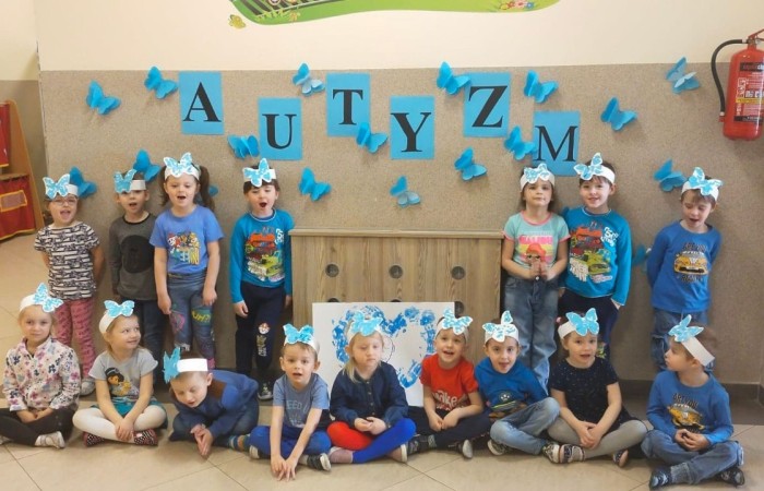 2 kwietnia na całym świecie obchodzony jest Dzień Świadomości Autyzmu. 
Nasze przedszkole  włączyło się w obchody tego dnia. W ten dzień kolorem przewodnim był kolor niebieski. Kolor ten symbolizuje solidarność z osobami cierpiącymi na autyzm. Celem naszych dzisiejszych zajęć było POSZERZANIE ŚWIADOMOŚCI NA TEMAT AUTYZMU I PRZEKAZANIE ISKIERKI PRZYJAŹNI OSOBOM Z AUTYZMEM I ICH RODZINOM.
