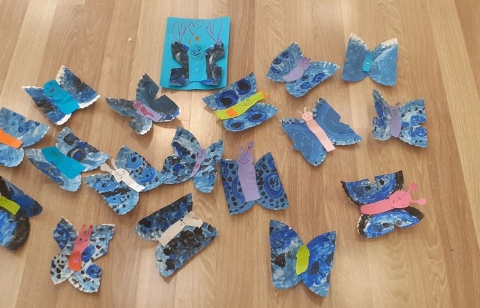 2 kwietnia na całym świecie obchodzony jest Dzień Świadomości Autyzmu. 
Nasze przedszkole  włączyło się w obchody tego dnia. W ten dzień kolorem przewodnim był kolor niebieski. Kolor ten symbolizuje solidarność z osobami cierpiącymi na autyzm. Celem naszych dzisiejszych zajęć było POSZERZANIE ŚWIADOMOŚCI NA TEMAT AUTYZMU I PRZEKAZANIE ISKIERKI PRZYJAŹNI OSOBOM Z AUTYZMEM I ICH RODZINOM.
