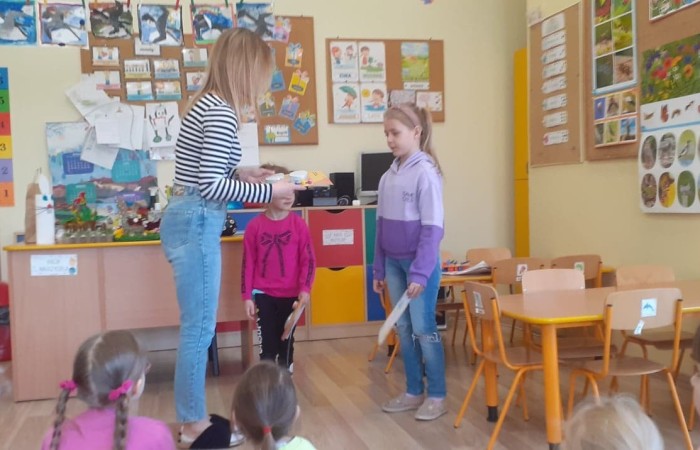 W naszym Przedszkolu jak co roku odbył się Konkurs związany z Wielkanocą.
Dzieci bardzo chętnie zaangażowały się w udział i wykonały twórcze prace, za co zostały nagrodzone…
Dwie dziewczynki z naszego Przedszkola Helenka Kalinowska lat 7 i Zuzanna Nikoniuk lat 6 
Wzięły udział w Konkursie Ogólnopolskim ?. Pod nadzorem pani Eweliny Roman oraz pomocą rodziców stworzyły piękne prace związane z tradycjami i obyczajami świąt ..Bardzo dziękujemy wszystkim dzieciakom i rodzicom za wspólną prace i zaangażowanie ?
