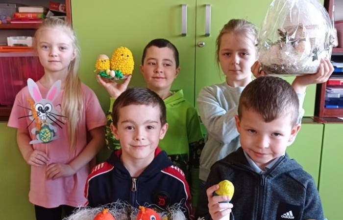 W naszym Przedszkolu jak co roku odbył się Konkurs związany z Wielkanocą.
Dzieci bardzo chętnie zaangażowały się w udział i wykonały twórcze prace, za co zostały nagrodzone…
Dwie dziewczynki z naszego Przedszkola Helenka Kalinowska lat 7 i Zuzanna Nikoniuk lat 6 
Wzięły udział w Konkursie Ogólnopolskim ?. Pod nadzorem pani Eweliny Roman oraz pomocą rodziców stworzyły piękne prace związane z tradycjami i obyczajami świąt ..Bardzo dziękujemy wszystkim dzieciakom i rodzicom za wspólną prace i zaangażowanie ?
