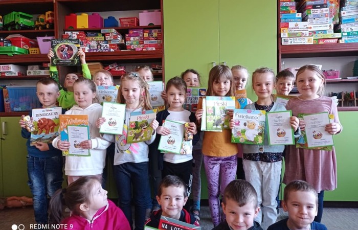 W naszym Przedszkolu jak co roku odbył się Konkurs związany z Wielkanocą.
Dzieci bardzo chętnie zaangażowały się w udział i wykonały twórcze prace, za co zostały nagrodzone…
Dwie dziewczynki z naszego Przedszkola Helenka Kalinowska lat 7 i Zuzanna Nikoniuk lat 6 
Wzięły udział w Konkursie Ogólnopolskim ?. Pod nadzorem pani Eweliny Roman oraz pomocą rodziców stworzyły piękne prace związane z tradycjami i obyczajami świąt ..Bardzo dziękujemy wszystkim dzieciakom i rodzicom za wspólną prace i zaangażowanie ?
