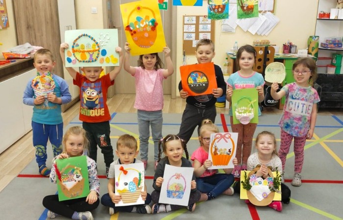 W naszym Przedszkolu jak co roku odbył się Konkurs związany z Wielkanocą.
Dzieci bardzo chętnie zaangażowały się w udział i wykonały twórcze prace, za co zostały nagrodzone…
Dwie dziewczynki z naszego Przedszkola Helenka Kalinowska lat 7 i Zuzanna Nikoniuk lat 6 
Wzięły udział w Konkursie Ogólnopolskim ?. Pod nadzorem pani Eweliny Roman oraz pomocą rodziców stworzyły piękne prace związane z tradycjami i obyczajami świąt ..Bardzo dziękujemy wszystkim dzieciakom i rodzicom za wspólną prace i zaangażowanie ?
