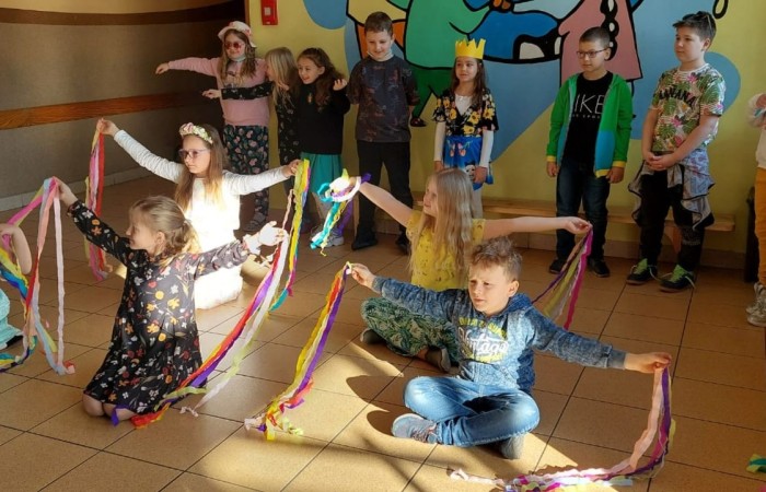 Wiosna to czas, kiedy
wszystko budzi się do życia,
świat z dnia na dzień robi się kolorowy.
21 marca uczniowie klas I - III pożegnali zimę i przywitali wiosnę. Każdy z niecierpliwością czekał na ten dzień. Wszyscy zaangażowali się w przygotowanie wiosennych strojów i Marzanny, zaś klasa 2a uświetniła ten czas krótkim przedstawieniem. Po występie pożegnaliśmy zimę wiosennym marszem. Było głośno, wesoło, ciepło i przyjemnie. Zrobionymi  przez siebie instrumentami uczniowie wystukali rytm i wspólnie odśpiewali piosenkę 