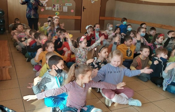 Wiosna to czas, kiedy
wszystko budzi się do życia,
świat z dnia na dzień robi się kolorowy.
21 marca uczniowie klas I - III pożegnali zimę i przywitali wiosnę. Każdy z niecierpliwością czekał na ten dzień. Wszyscy zaangażowali się w przygotowanie wiosennych strojów i Marzanny, zaś klasa 2a uświetniła ten czas krótkim przedstawieniem. Po występie pożegnaliśmy zimę wiosennym marszem. Było głośno, wesoło, ciepło i przyjemnie. Zrobionymi  przez siebie instrumentami uczniowie wystukali rytm i wspólnie odśpiewali piosenkę 