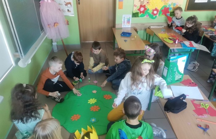 Wiosna to czas, kiedy
wszystko budzi się do życia,
świat z dnia na dzień robi się kolorowy.
21 marca uczniowie klas I - III pożegnali zimę i przywitali wiosnę. Każdy z niecierpliwością czekał na ten dzień. Wszyscy zaangażowali się w przygotowanie wiosennych strojów i Marzanny, zaś klasa 2a uświetniła ten czas krótkim przedstawieniem. Po występie pożegnaliśmy zimę wiosennym marszem. Było głośno, wesoło, ciepło i przyjemnie. Zrobionymi  przez siebie instrumentami uczniowie wystukali rytm i wspólnie odśpiewali piosenkę 