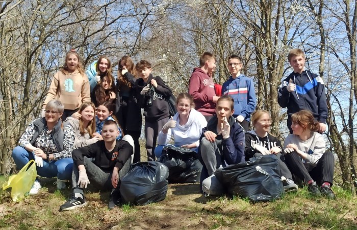 Z okazji Światowego Dnia Ziemi w naszej szkole odbyły się konkursy 
Matematyczny dla klas 4-8 