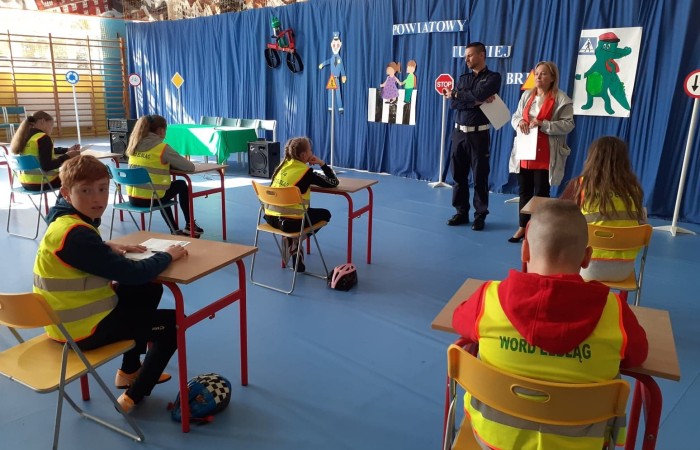 W tym roku szkolnym Powiatowy Turniej BRD odbył się w Nowakowie. Szkołę Podstawową nr 2 w Pasłęku reprezentowali uczniowie z klasy Va i VIIb. 
Turniej składał się z trzech etapów: testu ze znajomości przepisów ruchu drogowego,  sprawnościowego toru przeszkód na rowerze oraz pomocy przedmedycznej.
Czteroosobowa grupa z naszej szkoły w składzie - Kaja Buska, Zuzanna Dąbrowska, Adrian Nikonor, Filip Paszkowski zajęla II miejsce.
Uczniowie udowodnili, że posiadają dużą wiedzę i są świadomymi uczestnikami ruchu drogowego.                                                          GRATULUJEMY !!!