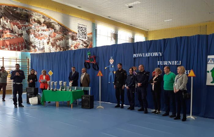 W tym roku szkolnym Powiatowy Turniej BRD odbył się w Nowakowie. Szkołę Podstawową nr 2 w Pasłęku reprezentowali uczniowie z klasy Va i VIIb. 
Turniej składał się z trzech etapów: testu ze znajomości przepisów ruchu drogowego,  sprawnościowego toru przeszkód na rowerze oraz pomocy przedmedycznej.
Czteroosobowa grupa z naszej szkoły w składzie - Kaja Buska, Zuzanna Dąbrowska, Adrian Nikonor, Filip Paszkowski zajęla II miejsce.
Uczniowie udowodnili, że posiadają dużą wiedzę i są świadomymi uczestnikami ruchu drogowego.                                                          GRATULUJEMY !!!