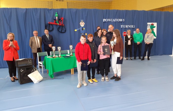 W tym roku szkolnym Powiatowy Turniej BRD odbył się w Nowakowie. Szkołę Podstawową nr 2 w Pasłęku reprezentowali uczniowie z klasy Va i VIIb. 
Turniej składał się z trzech etapów: testu ze znajomości przepisów ruchu drogowego,  sprawnościowego toru przeszkód na rowerze oraz pomocy przedmedycznej.
Czteroosobowa grupa z naszej szkoły w składzie - Kaja Buska, Zuzanna Dąbrowska, Adrian Nikonor, Filip Paszkowski zajęla II miejsce.
Uczniowie udowodnili, że posiadają dużą wiedzę i są świadomymi uczestnikami ruchu drogowego.                                                          GRATULUJEMY !!!