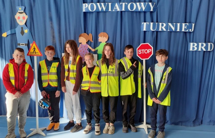 W tym roku szkolnym Powiatowy Turniej BRD odbył się w Nowakowie. Szkołę Podstawową nr 2 w Pasłęku reprezentowali uczniowie z klasy Va i VIIb. 
Turniej składał się z trzech etapów: testu ze znajomości przepisów ruchu drogowego,  sprawnościowego toru przeszkód na rowerze oraz pomocy przedmedycznej.
Czteroosobowa grupa z naszej szkoły w składzie - Kaja Buska, Zuzanna Dąbrowska, Adrian Nikonor, Filip Paszkowski zajęla II miejsce.
Uczniowie udowodnili, że posiadają dużą wiedzę i są świadomymi uczestnikami ruchu drogowego.                                                          GRATULUJEMY !!!