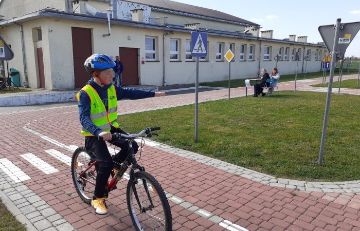 W tym roku szkolnym Powiatowy Turniej BRD odbył się w Nowakowie. Szkołę Podstawową nr 2 w Pasłęku reprezentowali uczniowie z klasy Va i VIIb. 
Turniej składał się z trzech etapów: testu ze znajomości przepisów ruchu drogowego,  sprawnościowego toru przeszkód na rowerze oraz pomocy przedmedycznej.
Czteroosobowa grupa z naszej szkoły w składzie - Kaja Buska, Zuzanna Dąbrowska, Adrian Nikonor, Filip Paszkowski zajęla II miejsce.
Uczniowie udowodnili, że posiadają dużą wiedzę i są świadomymi uczestnikami ruchu drogowego.                                                          GRATULUJEMY !!!