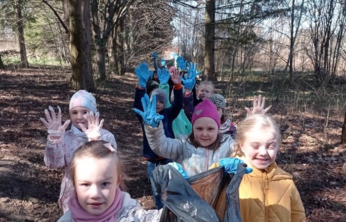 Moja Ziemio ukochana
życzę słońca Ci od rana
czystej wody i powietrza
żebyś była coraz „lepsza”.
Pięknych pól i czystych lasów,
trochę chmurek, śpiewu ptaków,
pięknych kwiatów letnią porą
Boś Ty naszą jest podporą.
Bardzo wszyscy Cię kochamy
i się bardzo postaramy,
by najmniejszy skrawek Twój
czysty był, jak wody zdrój.
