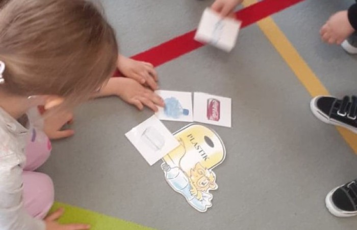 Moja Ziemio ukochana
życzę słońca Ci od rana
czystej wody i powietrza
żebyś była coraz „lepsza”.
Pięknych pól i czystych lasów,
trochę chmurek, śpiewu ptaków,
pięknych kwiatów letnią porą
Boś Ty naszą jest podporą.
Bardzo wszyscy Cię kochamy
i się bardzo postaramy,
by najmniejszy skrawek Twój
czysty był, jak wody zdrój.
