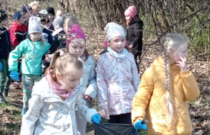 Moja Ziemio ukochana
życzę słońca Ci od rana
czystej wody i powietrza
żebyś była coraz „lepsza”.
Pięknych pól i czystych lasów,
trochę chmurek, śpiewu ptaków,
pięknych kwiatów letnią porą
Boś Ty naszą jest podporą.
Bardzo wszyscy Cię kochamy
i się bardzo postaramy,
by najmniejszy skrawek Twój
czysty był, jak wody zdrój.
