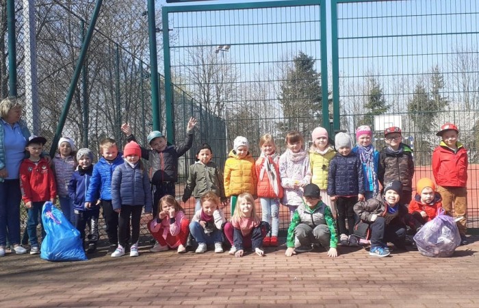 Moja Ziemio ukochana
życzę słońca Ci od rana
czystej wody i powietrza
żebyś była coraz „lepsza”.
Pięknych pól i czystych lasów,
trochę chmurek, śpiewu ptaków,
pięknych kwiatów letnią porą
Boś Ty naszą jest podporą.
Bardzo wszyscy Cię kochamy
i się bardzo postaramy,
by najmniejszy skrawek Twój
czysty był, jak wody zdrój.
