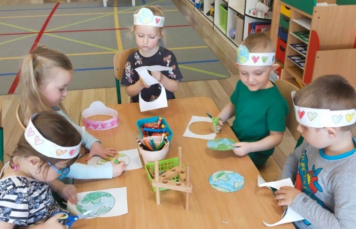 Moja Ziemio ukochana
życzę słońca Ci od rana
czystej wody i powietrza
żebyś była coraz „lepsza”.
Pięknych pól i czystych lasów,
trochę chmurek, śpiewu ptaków,
pięknych kwiatów letnią porą
Boś Ty naszą jest podporą.
Bardzo wszyscy Cię kochamy
i się bardzo postaramy,
by najmniejszy skrawek Twój
czysty był, jak wody zdrój.
