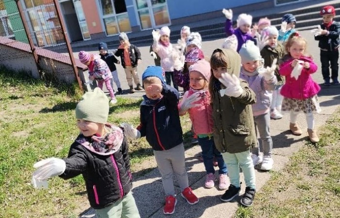 Moja Ziemio ukochana
życzę słońca Ci od rana
czystej wody i powietrza
żebyś była coraz „lepsza”.
Pięknych pól i czystych lasów,
trochę chmurek, śpiewu ptaków,
pięknych kwiatów letnią porą
Boś Ty naszą jest podporą.
Bardzo wszyscy Cię kochamy
i się bardzo postaramy,
by najmniejszy skrawek Twój
czysty był, jak wody zdrój.

