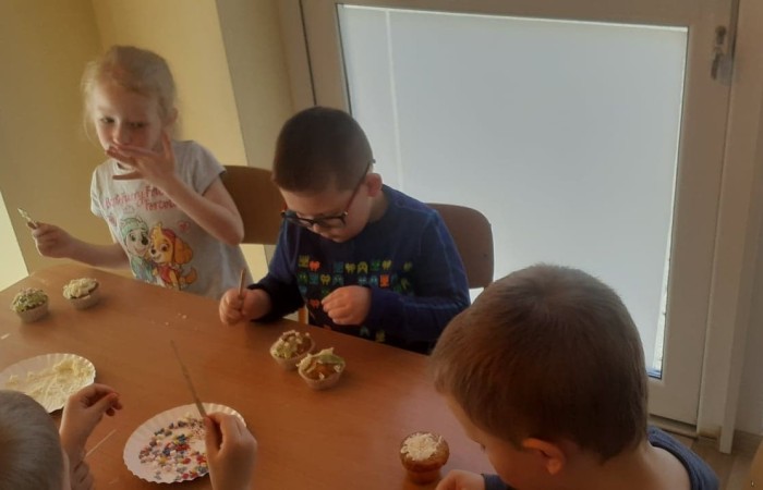 12 kwietnia nasze przedszkolaki obchodziły chyba najsłodsze święto w całym roku, a mianowicie dzień czekolady. Dzieci dowiedziały się, jak powstaje ten smakołyk, a także próbowały różnych rodzajów czekolad. Ponieważ w tym roku czekoladowe święto przypadło tuż przed Wielkanocą, wykorzystaliśmy ją przy produkcji naszych własnych wypieków. Musimy nieskromnie przyznać, że udały się znakomicie i smakowicie  :)