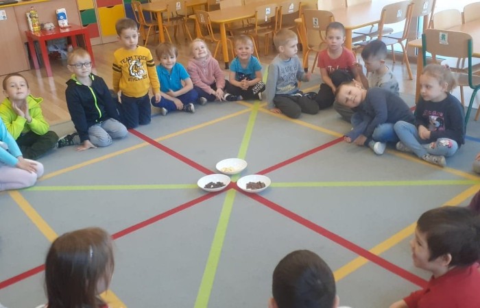 12 kwietnia nasze przedszkolaki obchodziły chyba najsłodsze święto w całym roku, a mianowicie dzień czekolady. Dzieci dowiedziały się, jak powstaje ten smakołyk, a także próbowały różnych rodzajów czekolad. Ponieważ w tym roku czekoladowe święto przypadło tuż przed Wielkanocą, wykorzystaliśmy ją przy produkcji naszych własnych wypieków. Musimy nieskromnie przyznać, że udały się znakomicie i smakowicie  :)