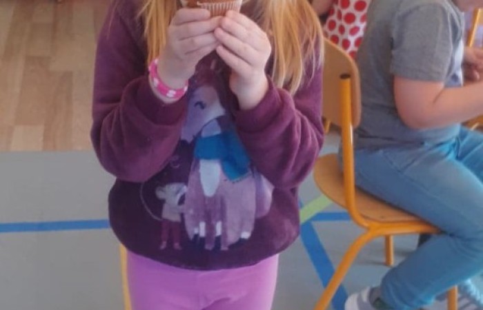 12 kwietnia nasze przedszkolaki obchodziły chyba najsłodsze święto w całym roku, a mianowicie dzień czekolady. Dzieci dowiedziały się, jak powstaje ten smakołyk, a także próbowały różnych rodzajów czekolad. Ponieważ w tym roku czekoladowe święto przypadło tuż przed Wielkanocą, wykorzystaliśmy ją przy produkcji naszych własnych wypieków. Musimy nieskromnie przyznać, że udały się znakomicie i smakowicie  :)