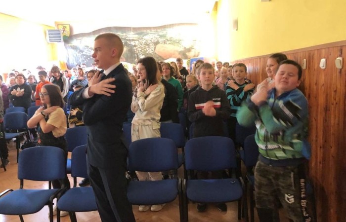 W celu uczczenia tej daty, w 2019 roku Sejm ustanowił 14 kwietnia państwowym Świętem Chrztu Polski. Z tej to właśnie okazji Samorząd Uczniowski klas IV-VIII, we współpracy z opiekunem pocztu sztandarowego, przygotował uroczystą akademię. Uczniowie odśpiewali hymn narodowy, obejrzeli prezentację oraz przypomnieli sobie początki historii państwa polskiego za sprawą krótkich filmików dotyczących, m.in. słowiańskich wierzeń, ceremonii przyjęcia chrztu przez Mieszka I oraz życia i męczeńskiej śmierci św. Wojciecha. Zwieńczeniem uroczystości było wspólne zaśpiewanie utworu Jesteś królem.