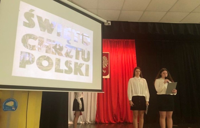 Uznaje się, że 14 kwietnia 966 roku Mieszko I przyjął chrzest, który stał się początkiem stopniowego procesu chrystianizacji naszego narodu . Wydarzenie to miało ogromne znaczenie dla dalszych dziejów Polski. Mieszko I został zrównany z innymi władcami chrześcijańskiej Europy, dzięki czemu odtąd łatwiej mu było nawiązywać kontakty polityczne i kulturalne. Przybywający do Polski duchowni potrafili pisać i czytać, dlatego też zajęli się prowadzeniem kancelarii książęcej, pomagali w zarządzaniu państwem, zakładali pierwsze szkoły oraz wnosili w życie kraju zdobycze cywilizacyjne i duchowe chrześcijańskiego zachodu.