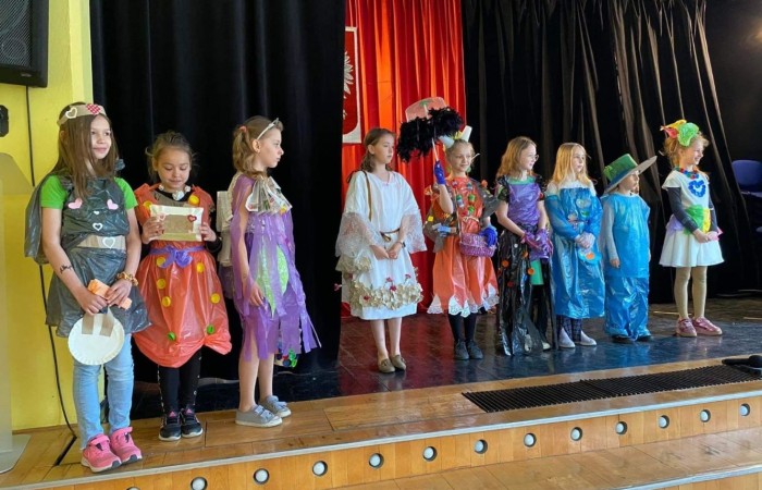 22 kwietnia obchodzimy Dzień Ziemi.  Z tej okazji uczniowie klas 1-3 wzięli udział w zabawach i konkursach, mających na celu pogłębianie wiedzy na temat ochrony środowiska  i naszej planety. Klasy 1a i 1b przygotowały krótka scenkę na temat segregacji śmieci.  Każda grupa wykonała przepiękną pracę plastyczną  „Planeta Ziemia”. Był też pokaz mody ekologicznej. Na wybiegu zaprezentowano kreacje,  wykonane z materiałów wtórnych.  Ich projektanci wykazali się wielką pomysłowością.  Na koniec dzieci zaprezentowały wyniki konkursu na najdłuższego węża zbudowanego z plastikowych butelek. Najdłuższy wąż miał aż 14m. Okazało się, że uczniowie świetnie potrafią segregować śmieci, a zatem nie musimy się martwić o przyszłość naszej.