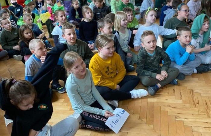 22 kwietnia obchodzimy Dzień Ziemi.  Z tej okazji uczniowie klas 1-3 wzięli udział w zabawach i konkursach, mających na celu pogłębianie wiedzy na temat ochrony środowiska  i naszej planety. Klasy 1a i 1b przygotowały krótka scenkę na temat segregacji śmieci.  Każda grupa wykonała przepiękną pracę plastyczną  „Planeta Ziemia”. Był też pokaz mody ekologicznej. Na wybiegu zaprezentowano kreacje,  wykonane z materiałów wtórnych.  Ich projektanci wykazali się wielką pomysłowością.  Na koniec dzieci zaprezentowały wyniki konkursu na najdłuższego węża zbudowanego z plastikowych butelek. Najdłuższy wąż miał aż 14m. Okazało się, że uczniowie świetnie potrafią segregować śmieci, a zatem nie musimy się martwić o przyszłość naszej.