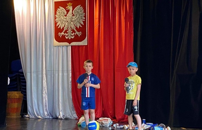 22 kwietnia obchodzimy Dzień Ziemi.  Z tej okazji uczniowie klas 1-3 wzięli udział w zabawach i konkursach, mających na celu pogłębianie wiedzy na temat ochrony środowiska  i naszej planety. Klasy 1a i 1b przygotowały krótka scenkę na temat segregacji śmieci.  Każda grupa wykonała przepiękną pracę plastyczną  „Planeta Ziemia”. Był też pokaz mody ekologicznej. Na wybiegu zaprezentowano kreacje,  wykonane z materiałów wtórnych.  Ich projektanci wykazali się wielką pomysłowością.  Na koniec dzieci zaprezentowały wyniki konkursu na najdłuższego węża zbudowanego z plastikowych butelek. Najdłuższy wąż miał aż 14m. Okazało się, że uczniowie świetnie potrafią segregować śmieci, a zatem nie musimy się martwić o przyszłość naszej.