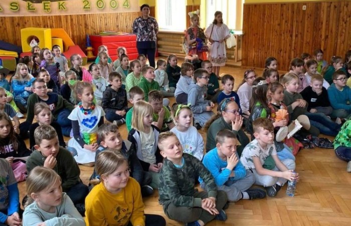 22 kwietnia obchodzimy Dzień Ziemi.  Z tej okazji uczniowie klas 1-3 wzięli udział w zabawach i konkursach, mających na celu pogłębianie wiedzy na temat ochrony środowiska  i naszej planety. Klasy 1a i 1b przygotowały krótka scenkę na temat segregacji śmieci.  Każda grupa wykonała przepiękną pracę plastyczną  „Planeta Ziemia”. Był też pokaz mody ekologicznej. Na wybiegu zaprezentowano kreacje,  wykonane z materiałów wtórnych.  Ich projektanci wykazali się wielką pomysłowością.  Na koniec dzieci zaprezentowały wyniki konkursu na najdłuższego węża zbudowanego z plastikowych butelek. Najdłuższy wąż miał aż 14m. Okazało się, że uczniowie świetnie potrafią segregować śmieci, a zatem nie musimy się martwić o przyszłość naszej.