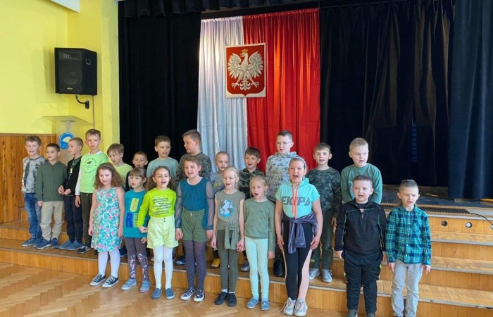 22 kwietnia obchodzimy Dzień Ziemi.  Z tej okazji uczniowie klas 1-3 wzięli udział w zabawach i konkursach, mających na celu pogłębianie wiedzy na temat ochrony środowiska  i naszej planety. Klasy 1a i 1b przygotowały krótka scenkę na temat segregacji śmieci.  Każda grupa wykonała przepiękną pracę plastyczną  „Planeta Ziemia”. Był też pokaz mody ekologicznej. Na wybiegu zaprezentowano kreacje,  wykonane z materiałów wtórnych.  Ich projektanci wykazali się wielką pomysłowością.  Na koniec dzieci zaprezentowały wyniki konkursu na najdłuższego węża zbudowanego z plastikowych butelek. Najdłuższy wąż miał aż 14m. Okazało się, że uczniowie świetnie potrafią segregować śmieci, a zatem nie musimy się martwić o przyszłość naszej.