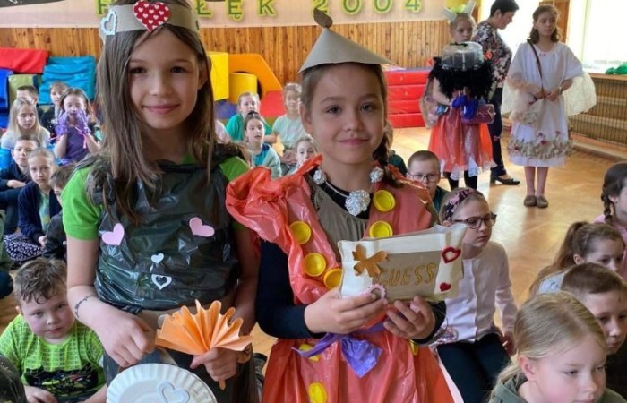 22 kwietnia obchodzimy Dzień Ziemi.  Z tej okazji uczniowie klas 1-3 wzięli udział w zabawach i konkursach, mających na celu pogłębianie wiedzy na temat ochrony środowiska  i naszej planety. Klasy 1a i 1b przygotowały krótka scenkę na temat segregacji śmieci.  Każda grupa wykonała przepiękną pracę plastyczną  „Planeta Ziemia”. Był też pokaz mody ekologicznej. Na wybiegu zaprezentowano kreacje,  wykonane z materiałów wtórnych.  Ich projektanci wykazali się wielką pomysłowością.  Na koniec dzieci zaprezentowały wyniki konkursu na najdłuższego węża zbudowanego z plastikowych butelek. Najdłuższy wąż miał aż 14m. Okazało się, że uczniowie świetnie potrafią segregować śmieci, a zatem nie musimy się martwić o przyszłość naszej.