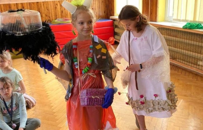 22 kwietnia obchodzimy Dzień Ziemi.  Z tej okazji uczniowie klas 1-3 wzięli udział w zabawach i konkursach, mających na celu pogłębianie wiedzy na temat ochrony środowiska  i naszej planety. Klasy 1a i 1b przygotowały krótka scenkę na temat segregacji śmieci.  Każda grupa wykonała przepiękną pracę plastyczną  „Planeta Ziemia”. Był też pokaz mody ekologicznej. Na wybiegu zaprezentowano kreacje,  wykonane z materiałów wtórnych.  Ich projektanci wykazali się wielką pomysłowością.  Na koniec dzieci zaprezentowały wyniki konkursu na najdłuższego węża zbudowanego z plastikowych butelek. Najdłuższy wąż miał aż 14m. Okazało się, że uczniowie świetnie potrafią segregować śmieci, a zatem nie musimy się martwić o przyszłość naszej.