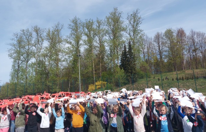 Dnia 4 maja w naszej szkole odbyło się uroczyste świętowanie obchodów uchwalenia Konstytucji 3-go Maja. Każda klasa przygotowała plakat poświęcony konstytucji, natomiast klasy młodsze tworzyły flagi Polski. Zgodnie z tradycją wolontariusze rozdali kotyliony patriotyczne. Następnie udaliśmy się całą społecznością szkolną na orlik, gdzie odbył się uroczysty apel oraz tworzyliśmy “żywą flagę”. Nasza szkoła, jak co roku, upamiętniła 3-go Maja w wyjątkowy sposób. Jest to dzień o którym pamiętać powinni wszyscy Polacy. 