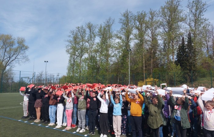 Dnia 4 maja w naszej szkole odbyło się uroczyste świętowanie obchodów uchwalenia Konstytucji 3-go Maja. Każda klasa przygotowała plakat poświęcony konstytucji, natomiast klasy młodsze tworzyły flagi Polski. Zgodnie z tradycją wolontariusze rozdali kotyliony patriotyczne. Następnie udaliśmy się całą społecznością szkolną na orlik, gdzie odbył się uroczysty apel oraz tworzyliśmy “żywą flagę”. Nasza szkoła, jak co roku, upamiętniła 3-go Maja w wyjątkowy sposób. Jest to dzień o którym pamiętać powinni wszyscy Polacy. 