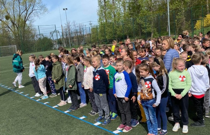 Dnia 4 maja w naszej szkole odbyło się uroczyste świętowanie obchodów uchwalenia Konstytucji 3-go Maja. Każda klasa przygotowała plakat poświęcony konstytucji, natomiast klasy młodsze tworzyły flagi Polski. Zgodnie z tradycją wolontariusze rozdali kotyliony patriotyczne. Następnie udaliśmy się całą społecznością szkolną na orlik, gdzie odbył się uroczysty apel oraz tworzyliśmy “żywą flagę”. Nasza szkoła, jak co roku, upamiętniła 3-go Maja w wyjątkowy sposób. Jest to dzień o którym pamiętać powinni wszyscy Polacy. 