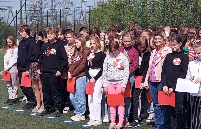Dnia 4 maja w naszej szkole odbyło się uroczyste świętowanie obchodów uchwalenia Konstytucji 3-go Maja. Każda klasa przygotowała plakat poświęcony konstytucji, natomiast klasy młodsze tworzyły flagi Polski. Zgodnie z tradycją wolontariusze rozdali kotyliony patriotyczne. Następnie udaliśmy się całą społecznością szkolną na orlik, gdzie odbył się uroczysty apel oraz tworzyliśmy “żywą flagę”. Nasza szkoła, jak co roku, upamiętniła 3-go Maja w wyjątkowy sposób. Jest to dzień o którym pamiętać powinni wszyscy Polacy. 