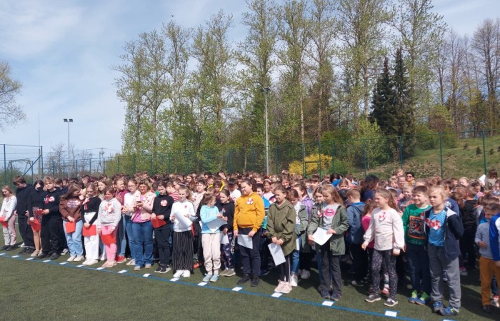 Dnia 4 maja w naszej szkole odbyło się uroczyste świętowanie obchodów uchwalenia Konstytucji 3-go Maja. Każda klasa przygotowała plakat poświęcony konstytucji, natomiast klasy młodsze tworzyły flagi Polski. Zgodnie z tradycją wolontariusze rozdali kotyliony patriotyczne. Następnie udaliśmy się całą społecznością szkolną na orlik, gdzie odbył się uroczysty apel oraz tworzyliśmy “żywą flagę”. Nasza szkoła, jak co roku, upamiętniła 3-go Maja w wyjątkowy sposób. Jest to dzień o którym pamiętać powinni wszyscy Polacy. 