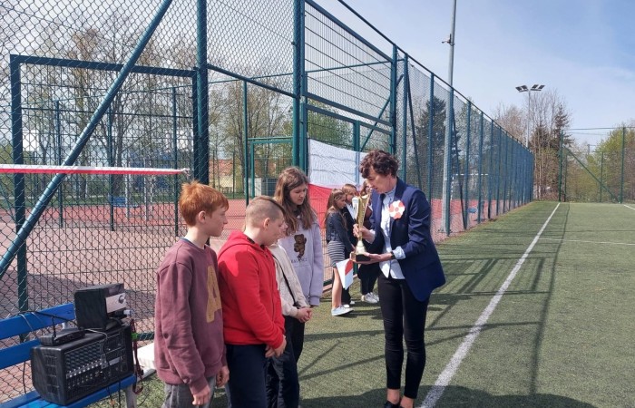 Na koniec uroczystości Pani wicedyrektor Anetta Daszkowska podsumowała osiągnięcia uczniów  : zajęcie II miejsca przez uczniów klasy 5a w Powiatowym Turnieju  BRD, Oliwii Pietkiewicz z klasy 6a za zajęcie II miejsca w Międzyszkolnym Konkursie Polonistycznym „Liga Młodych Humanistów” oraz aktywny udział w akcjach charytatywnych Szkolnego Klubu Wolontariatu.