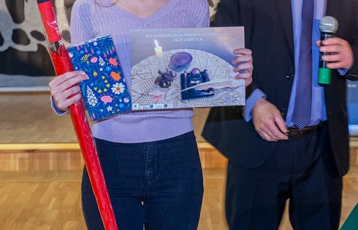 14 maja w Pałacu Młodzieży w Olsztynie została otwarta wystawa podsumowującą VIII Wojewódzki Konkurs Fotograficzny „Mój zabytek”. Celem konkursu jest rozwijanie fascynacji młodzieży historią, różnorodnością kulturową, postaciami oraz faktami związanymi z regionem Warmii i Mazur.W ramach konkursu wpłynęło 405 prac 102 autorów, natomiast do wystawy zakwalifikowało się 30 prac 20 autorów.
Z ogromną dumą informujemy, iż w  kategorii wiekowej 10-14 lat, wyróżnienie otrzymała również uczennica naszej szkoły Weronika Jakubowska za pracę pt. „Chemia”. W kategorii wiekowej 15-20 lat do wystawy zakwalifikowała się również praca uczennicy klasy 8 c, Agaty Jakubowskiej pt. „Waga”. Uroczystość zaszczyciła i nagrody wręczyła Wiceprezydent Olsztyna Pani Ewa Monika Kaliszuk, która poza pracą zawodową przez ponad ćwierć wieku działa w dziedzinie kultury. Finał konkursu fotograficznego „MÓJ ZABYTEK” uświetniły wokalistki z pracowni wokalu olsztyńskiego Pałacu Młodzieży.
Gratulujemy i zapraszamy do kolejnych edycji konkursy ?
