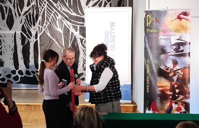 14 maja w Pałacu Młodzieży w Olsztynie została otwarta wystawa podsumowującą VIII Wojewódzki Konkurs Fotograficzny „Mój zabytek”. Celem konkursu jest rozwijanie fascynacji młodzieży historią, różnorodnością kulturową, postaciami oraz faktami związanymi z regionem Warmii i Mazur.W ramach konkursu wpłynęło 405 prac 102 autorów, natomiast do wystawy zakwalifikowało się 30 prac 20 autorów.
Z ogromną dumą informujemy, iż w  kategorii wiekowej 10-14 lat, wyróżnienie otrzymała również uczennica naszej szkoły Weronika Jakubowska za pracę pt. „Chemia”. W kategorii wiekowej 15-20 lat do wystawy zakwalifikowała się również praca uczennicy klasy 8 c, Agaty Jakubowskiej pt. „Waga”. Uroczystość zaszczyciła i nagrody wręczyła Wiceprezydent Olsztyna Pani Ewa Monika Kaliszuk, która poza pracą zawodową przez ponad ćwierć wieku działa w dziedzinie kultury. Finał konkursu fotograficznego „MÓJ ZABYTEK” uświetniły wokalistki z pracowni wokalu olsztyńskiego Pałacu Młodzieży.
Gratulujemy i zapraszamy do kolejnych edycji konkursy ?
