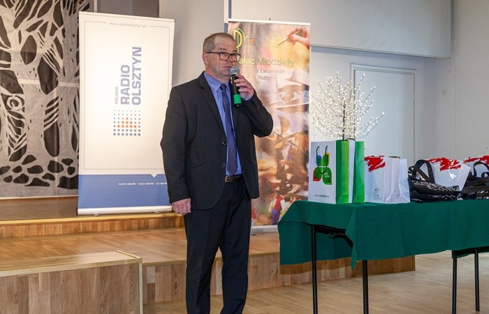 14 maja w Pałacu Młodzieży w Olsztynie została otwarta wystawa podsumowującą VIII Wojewódzki Konkurs Fotograficzny „Mój zabytek”. Celem konkursu jest rozwijanie fascynacji młodzieży historią, różnorodnością kulturową, postaciami oraz faktami związanymi z regionem Warmii i Mazur.W ramach konkursu wpłynęło 405 prac 102 autorów, natomiast do wystawy zakwalifikowało się 30 prac 20 autorów.
Z ogromną dumą informujemy, iż w  kategorii wiekowej 10-14 lat, wyróżnienie otrzymała również uczennica naszej szkoły Weronika Jakubowska za pracę pt. „Chemia”. W kategorii wiekowej 15-20 lat do wystawy zakwalifikowała się również praca uczennicy klasy 8 c, Agaty Jakubowskiej pt. „Waga”. Uroczystość zaszczyciła i nagrody wręczyła Wiceprezydent Olsztyna Pani Ewa Monika Kaliszuk, która poza pracą zawodową przez ponad ćwierć wieku działa w dziedzinie kultury. Finał konkursu fotograficznego „MÓJ ZABYTEK” uświetniły wokalistki z pracowni wokalu olsztyńskiego Pałacu Młodzieży.
Gratulujemy i zapraszamy do kolejnych edycji konkursy ?
