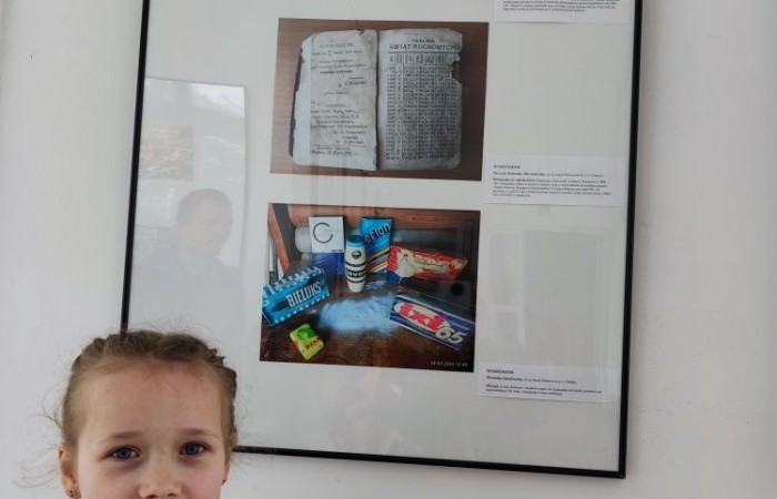 14 maja w Pałacu Młodzieży w Olsztynie została otwarta wystawa podsumowującą VIII Wojewódzki Konkurs Fotograficzny „Mój zabytek”. Celem konkursu jest rozwijanie fascynacji młodzieży historią, różnorodnością kulturową, postaciami oraz faktami związanymi z regionem Warmii i Mazur.W ramach konkursu wpłynęło 405 prac 102 autorów, natomiast do wystawy zakwalifikowało się 30 prac 20 autorów.
Z ogromną dumą informujemy, iż w  kategorii wiekowej 10-14 lat, wyróżnienie otrzymała również uczennica naszej szkoły Weronika Jakubowska za pracę pt. „Chemia”. W kategorii wiekowej 15-20 lat do wystawy zakwalifikowała się również praca uczennicy klasy 8 c, Agaty Jakubowskiej pt. „Waga”. Uroczystość zaszczyciła i nagrody wręczyła Wiceprezydent Olsztyna Pani Ewa Monika Kaliszuk, która poza pracą zawodową przez ponad ćwierć wieku działa w dziedzinie kultury. Finał konkursu fotograficznego „MÓJ ZABYTEK” uświetniły wokalistki z pracowni wokalu olsztyńskiego Pałacu Młodzieży.
Gratulujemy i zapraszamy do kolejnych edycji konkursy ?
